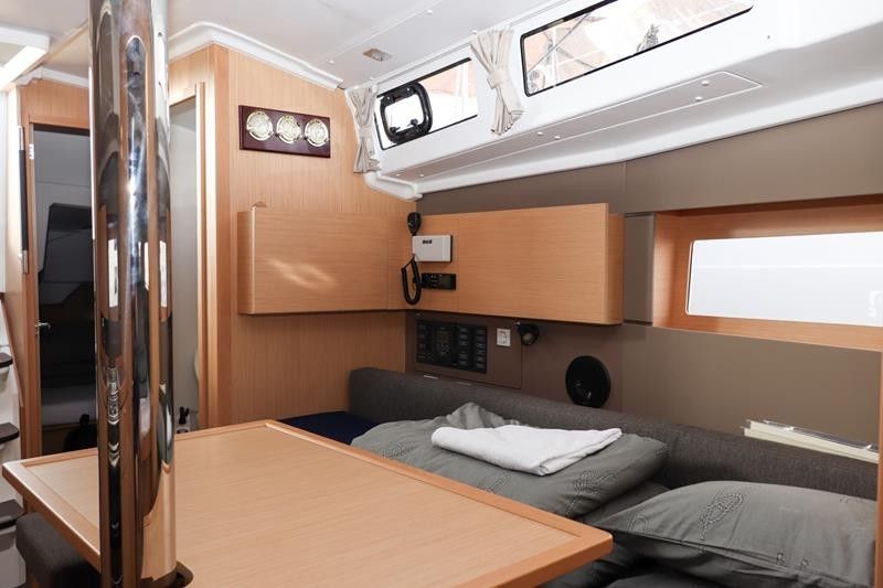Beneteau Oceanis 38.1 | Dama