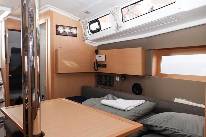 Beneteau Oceanis 38.1 | Dama