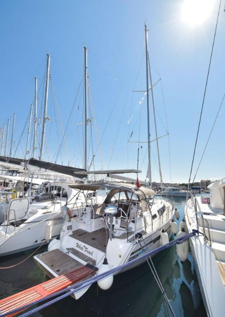 Bavaria Cruiser 37 | White Pearl