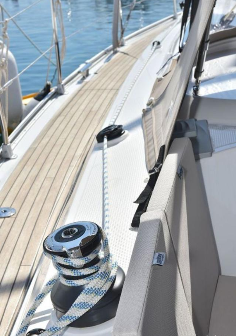 Bavaria Cruiser 37 | White Pearl