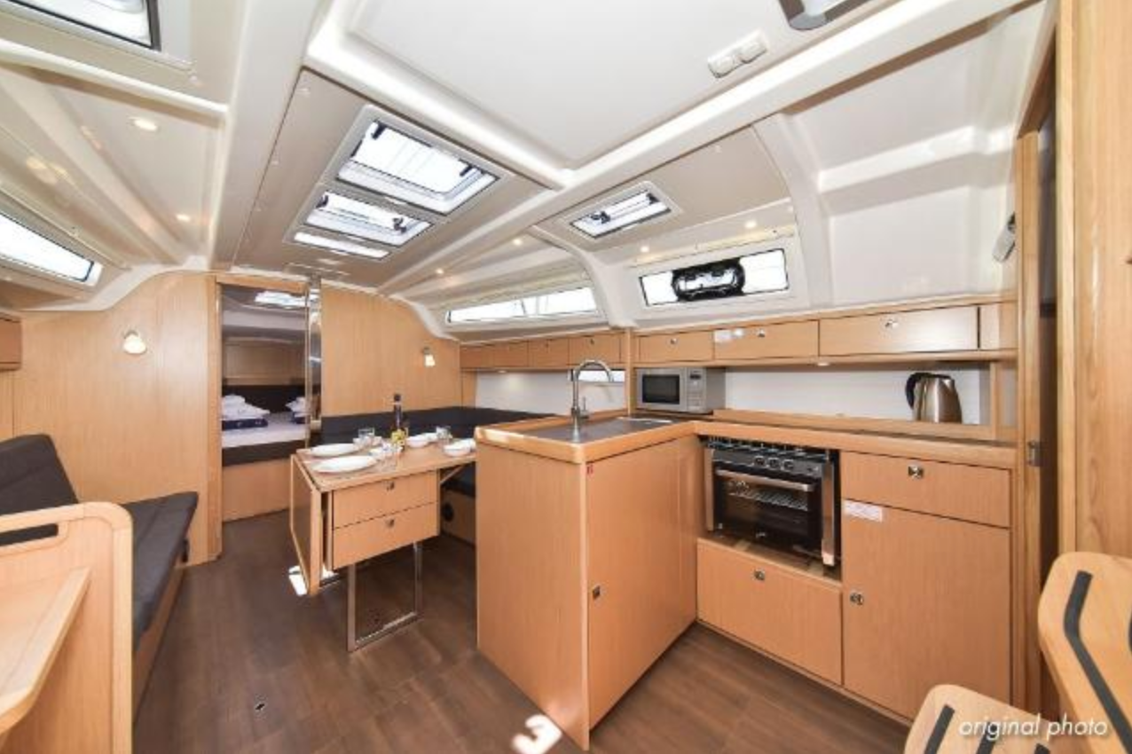 Bavaria Cruiser 37 | White Pearl