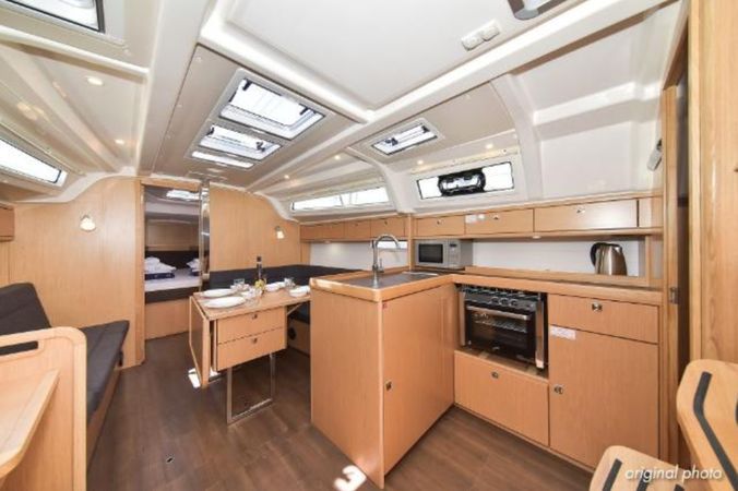 Bavaria Cruiser 37 | White Pearl