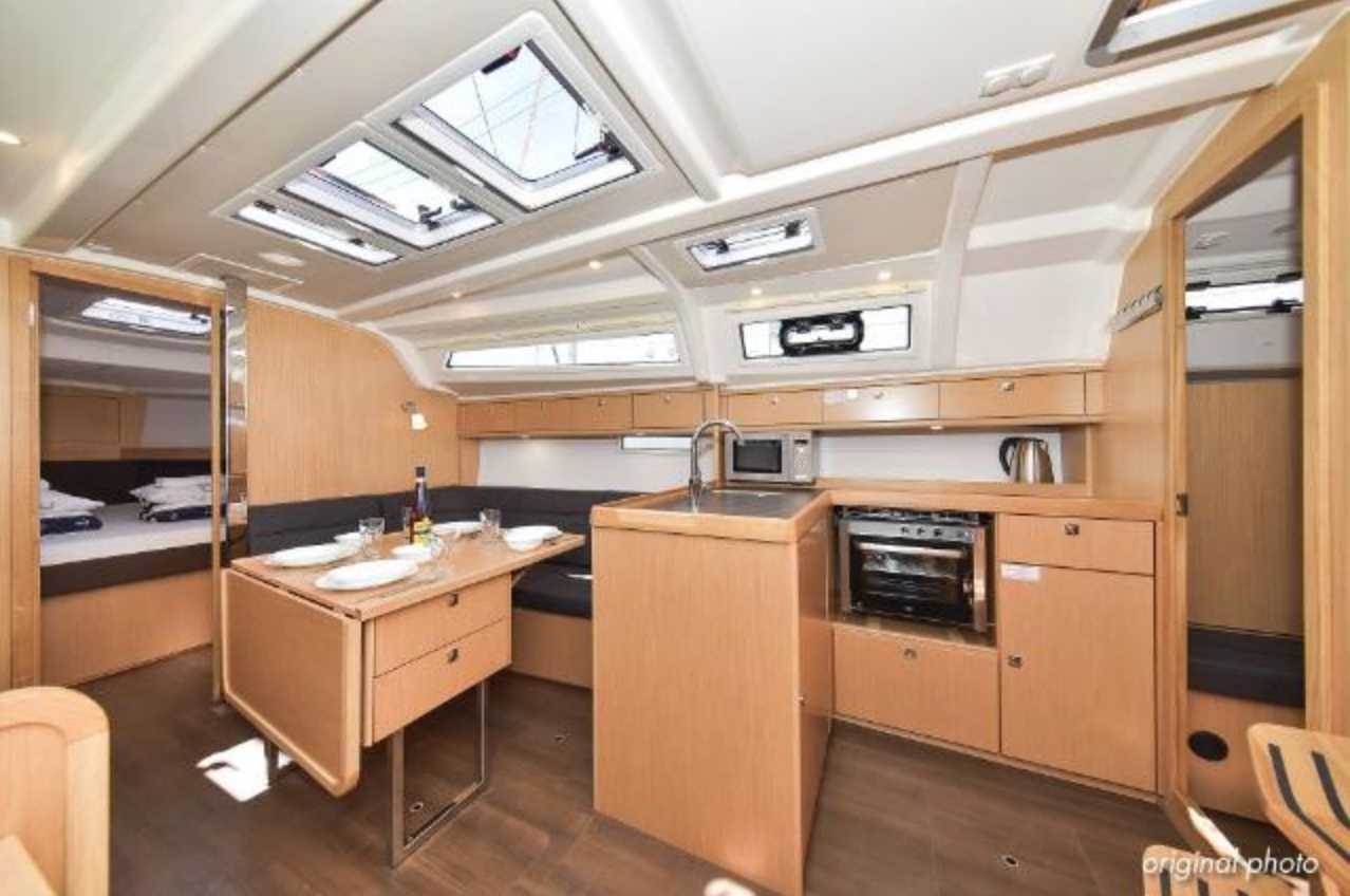Bavaria Cruiser 37 | White Pearl