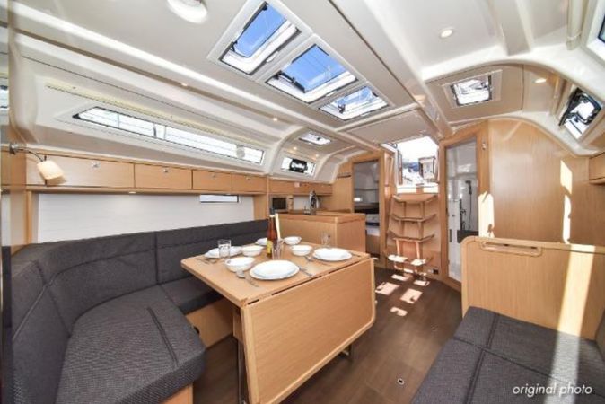 Bavaria Cruiser 37 | White Pearl