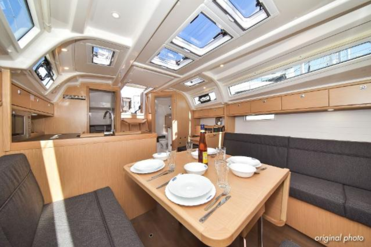 Bavaria Cruiser 37 | White Pearl