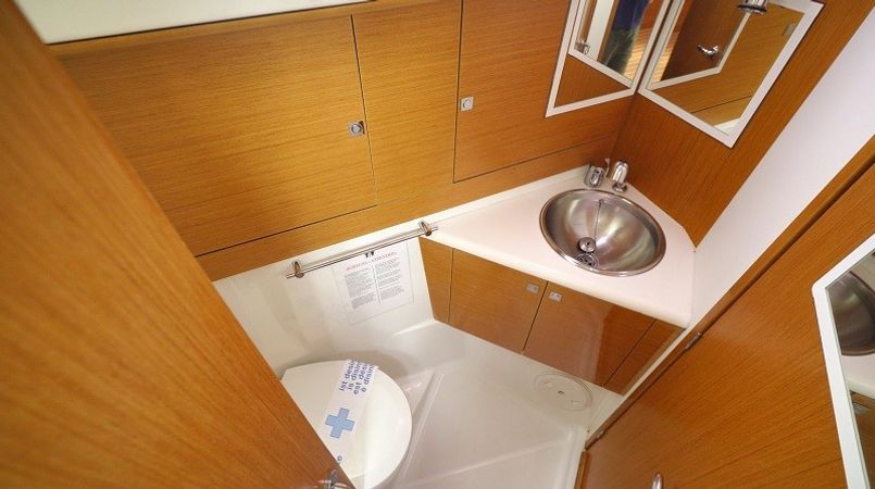 Jeanneau Sun Odyssey 44i | Night and Day