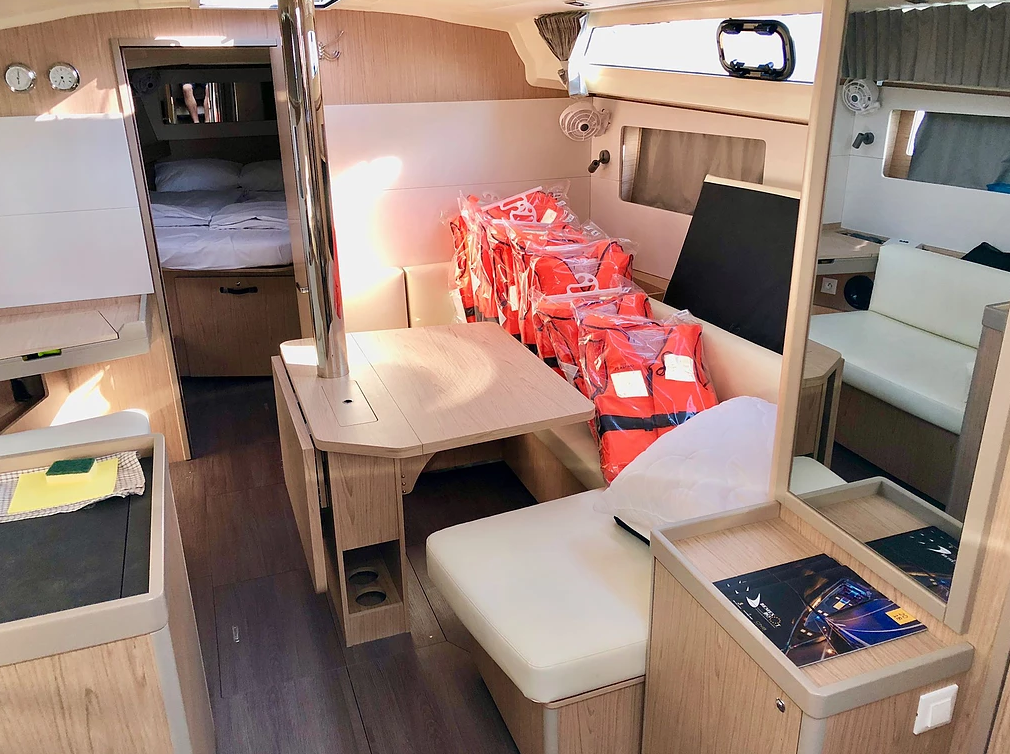Beneteau Oceanis 41.1 | Honey