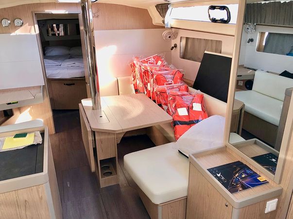 Beneteau Oceanis 41.1 | Honey