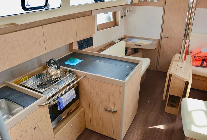 Beneteau Oceanis 41.1 | Honey