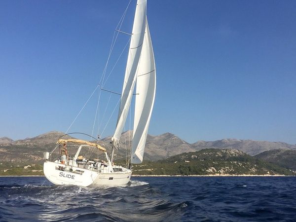 Beneteau Oceanis 45 | Slide