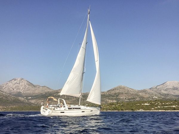Beneteau Oceanis 45 | Slide