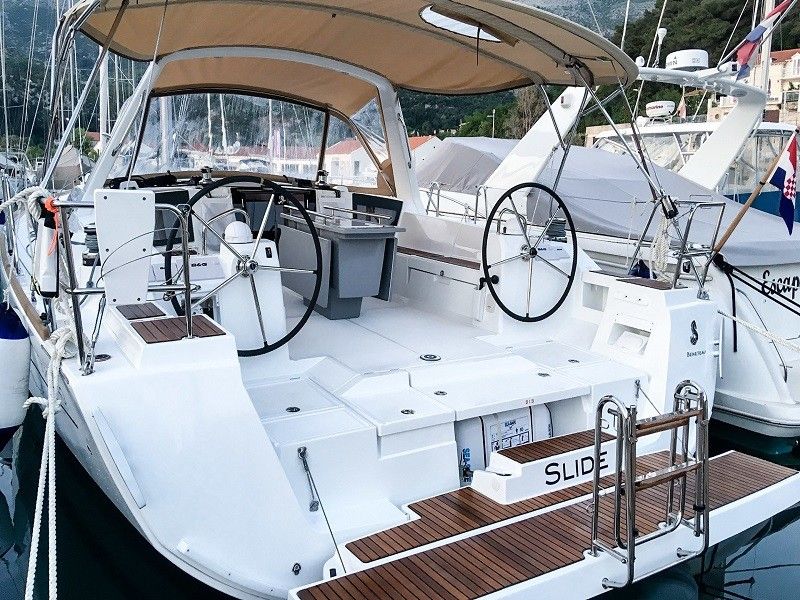 Beneteau Oceanis 45 | Slide