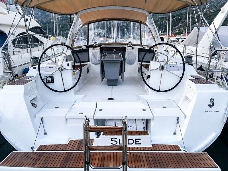 Beneteau Oceanis 45 | Slide