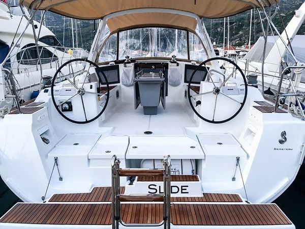 Beneteau Oceanis 45 | Slide