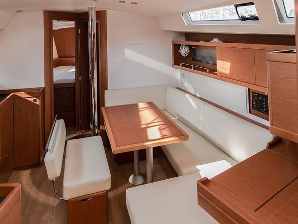 Beneteau Oceanis 45 | Slide