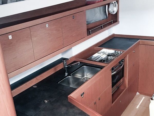 Beneteau Oceanis 45 | Slide