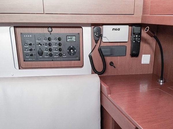 Beneteau Oceanis 45 | Slide