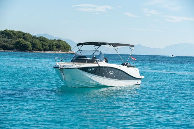 Quicksilver 755 | Sundeck