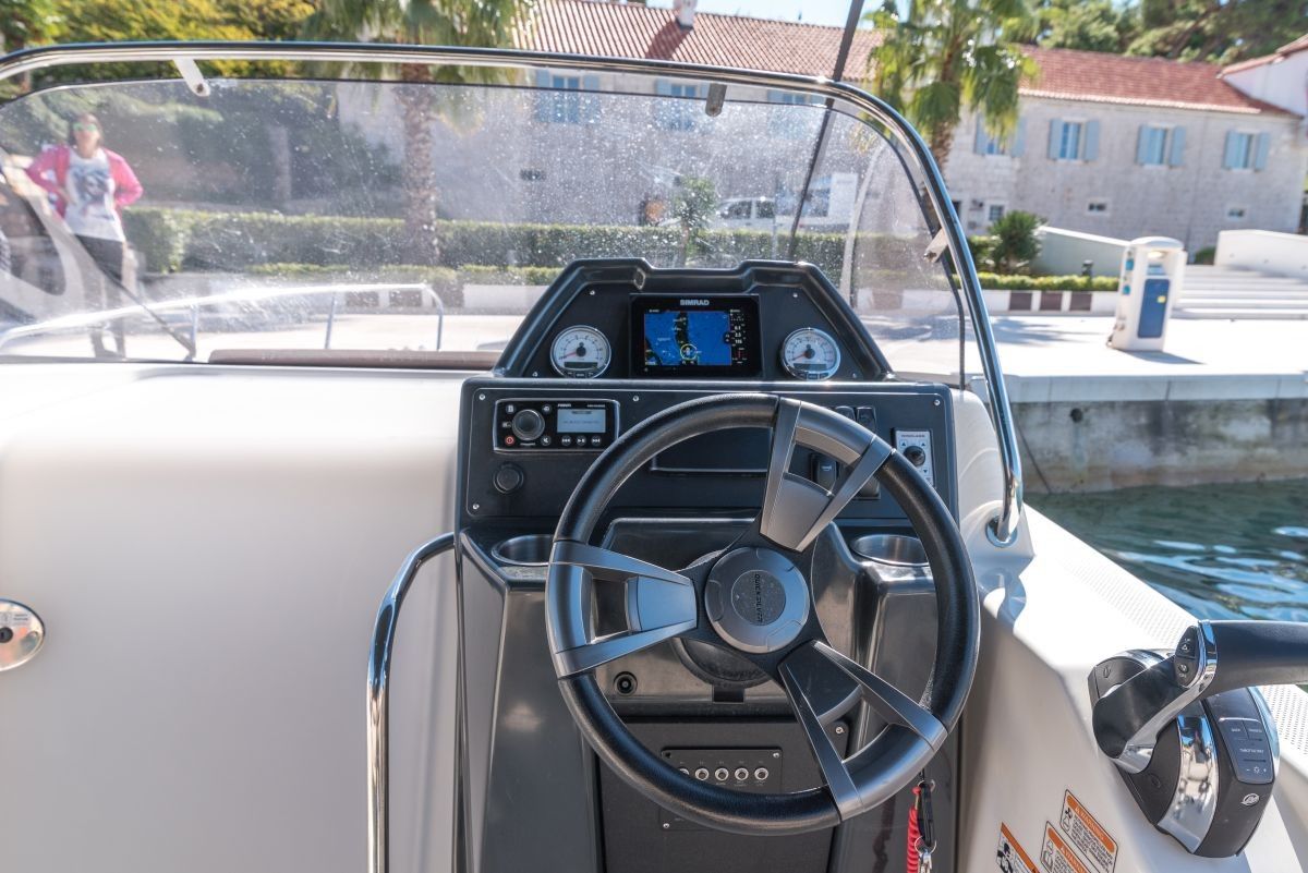 Quicksilver 755 | Sundeck