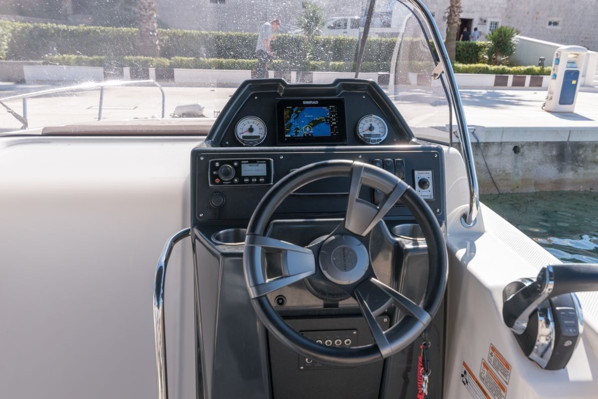 Quicksilver 755 | Sundeck