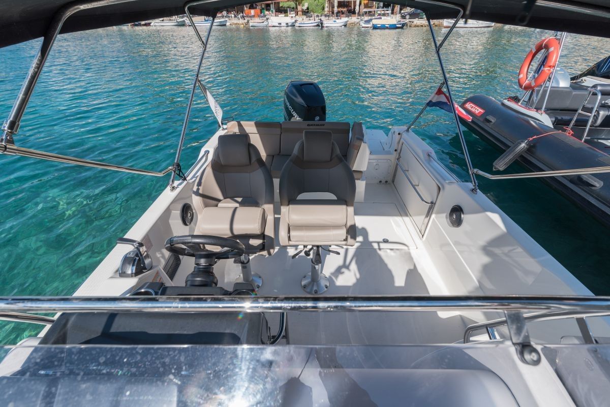 Quicksilver 755 | Sundeck