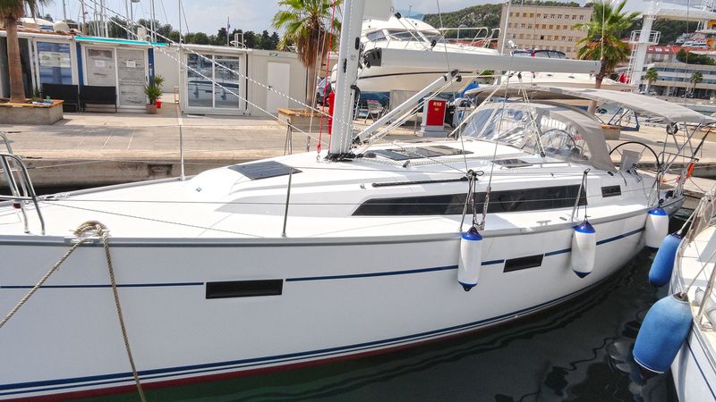 Bavaria Cruiser 37 | Lirica