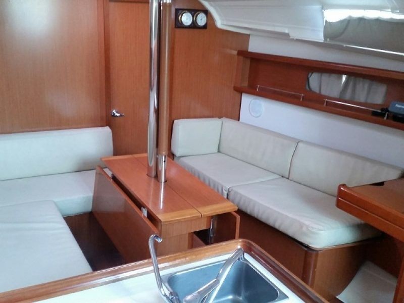 Beneteau Oceanis 37 | Romantica