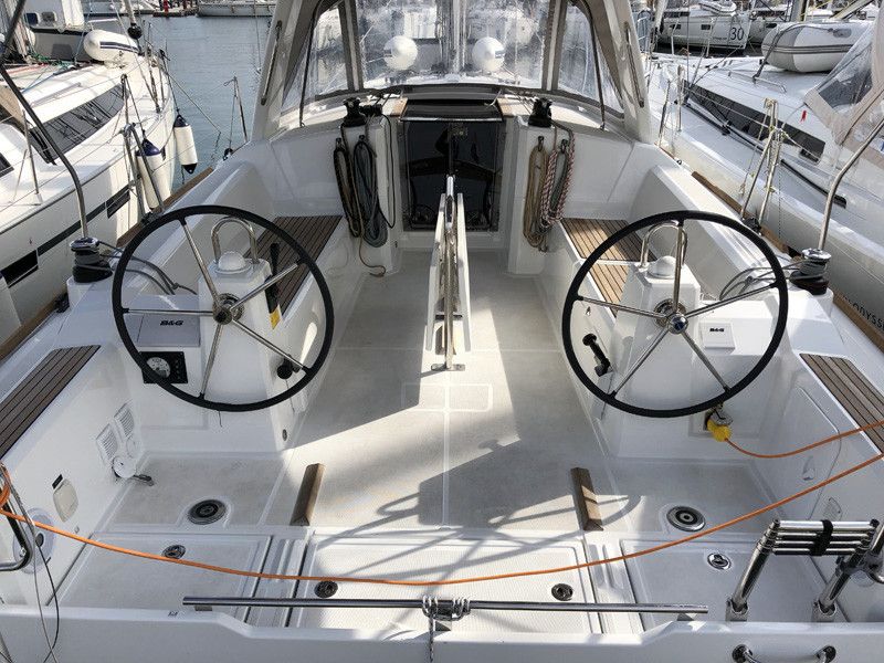 Beneteau Oceanis 38.1 | Simple Minds