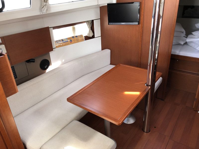 Beneteau Oceanis 38.1 | Simple Minds