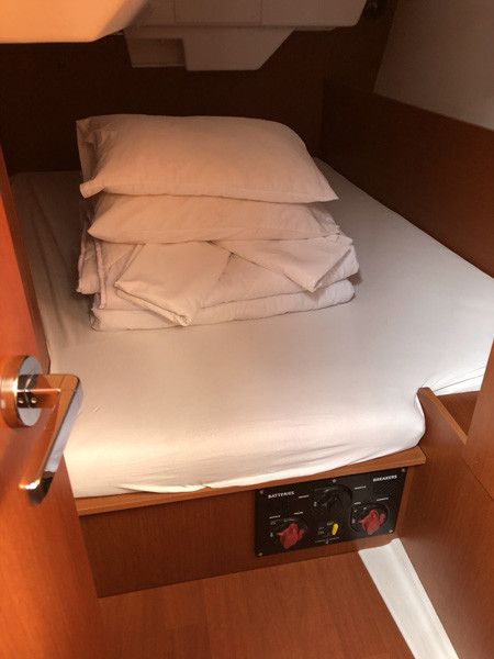Beneteau Oceanis 38.1 | Simple Minds