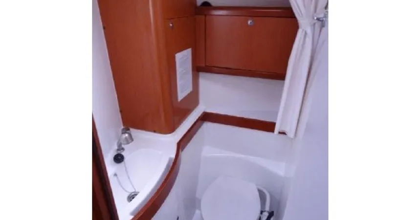 Beneteau Oceanis 40 | Galaxy8