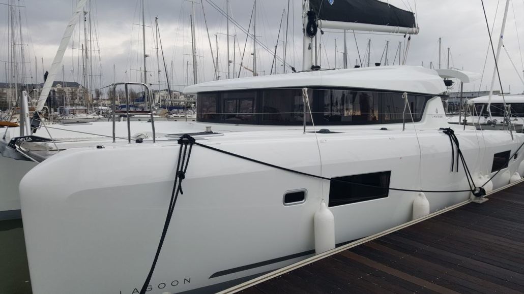 Lagoon 42 | Side