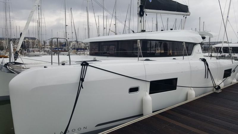 Lagoon 42 | Side