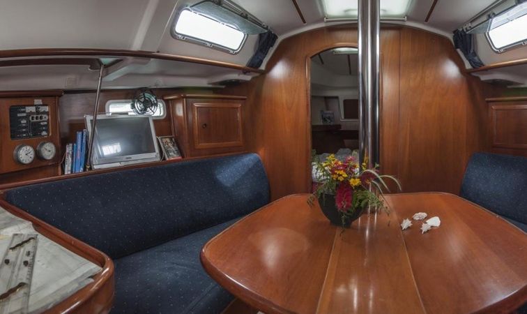 Beneteau Oceanis Clipper 331 | Romantika