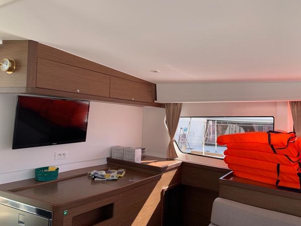 Lagoon 42 | Bright Sky