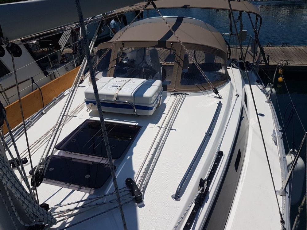 Bavaria Cruiser 34 | Dory 2