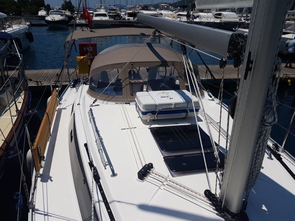 Bavaria Cruiser 34 | Dory 2