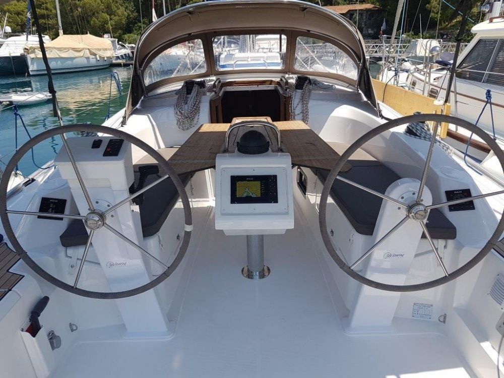 Bavaria Cruiser 34 | Dory 2