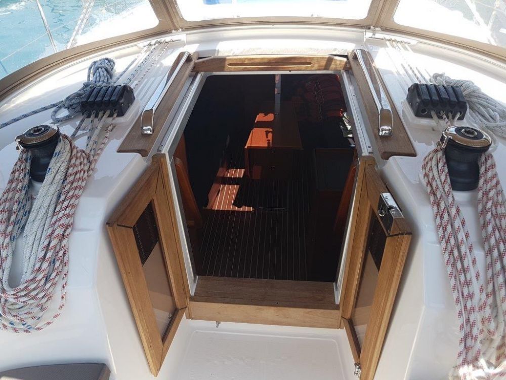 Bavaria Cruiser 34 | Dory 2