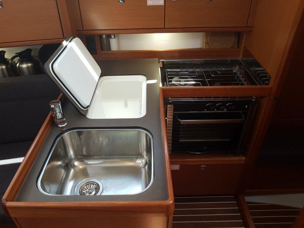 Bavaria Cruiser 34 | Dory 2