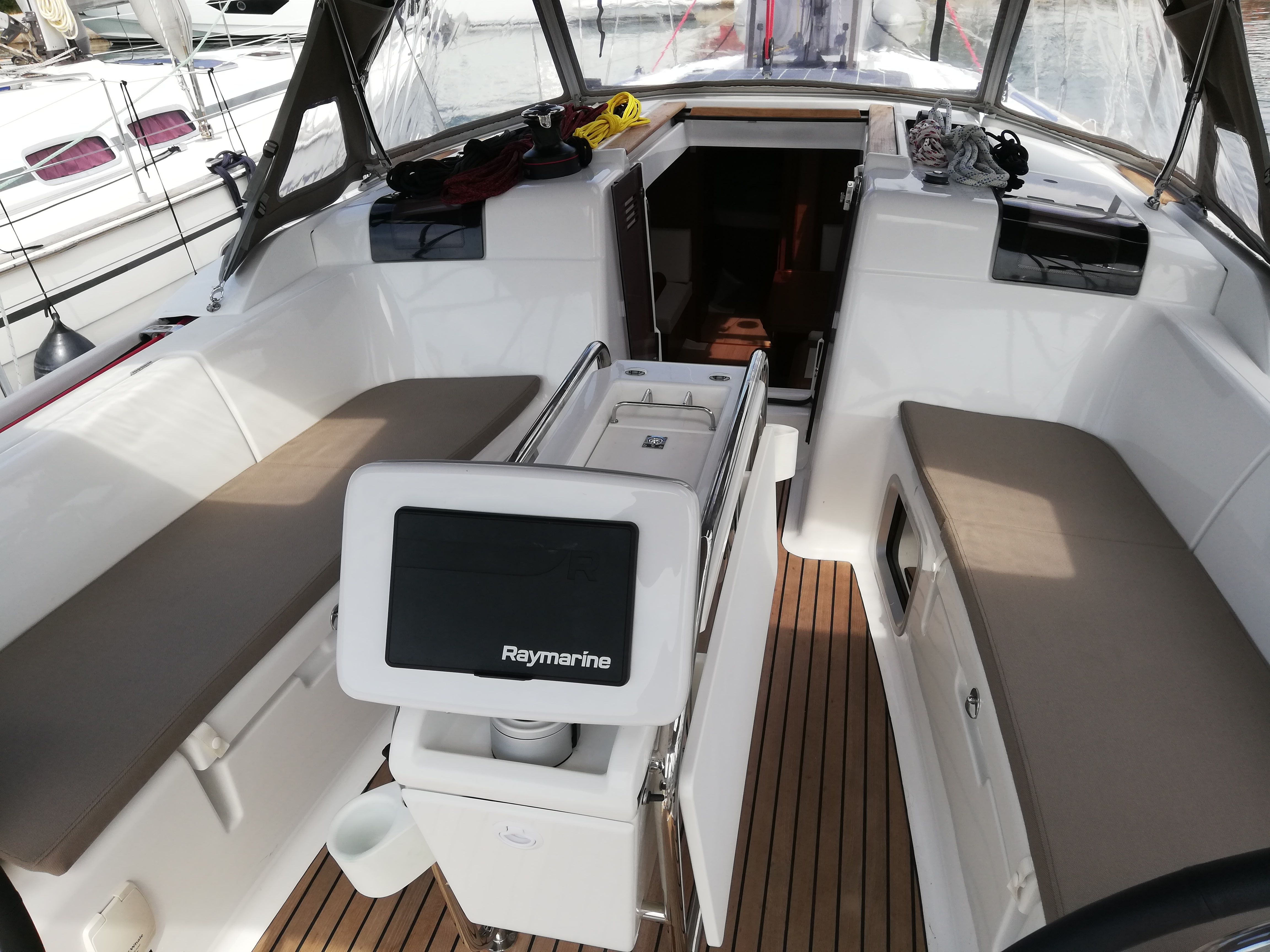 Jeanneau Sun Odyssey 419 | Mango Tango
