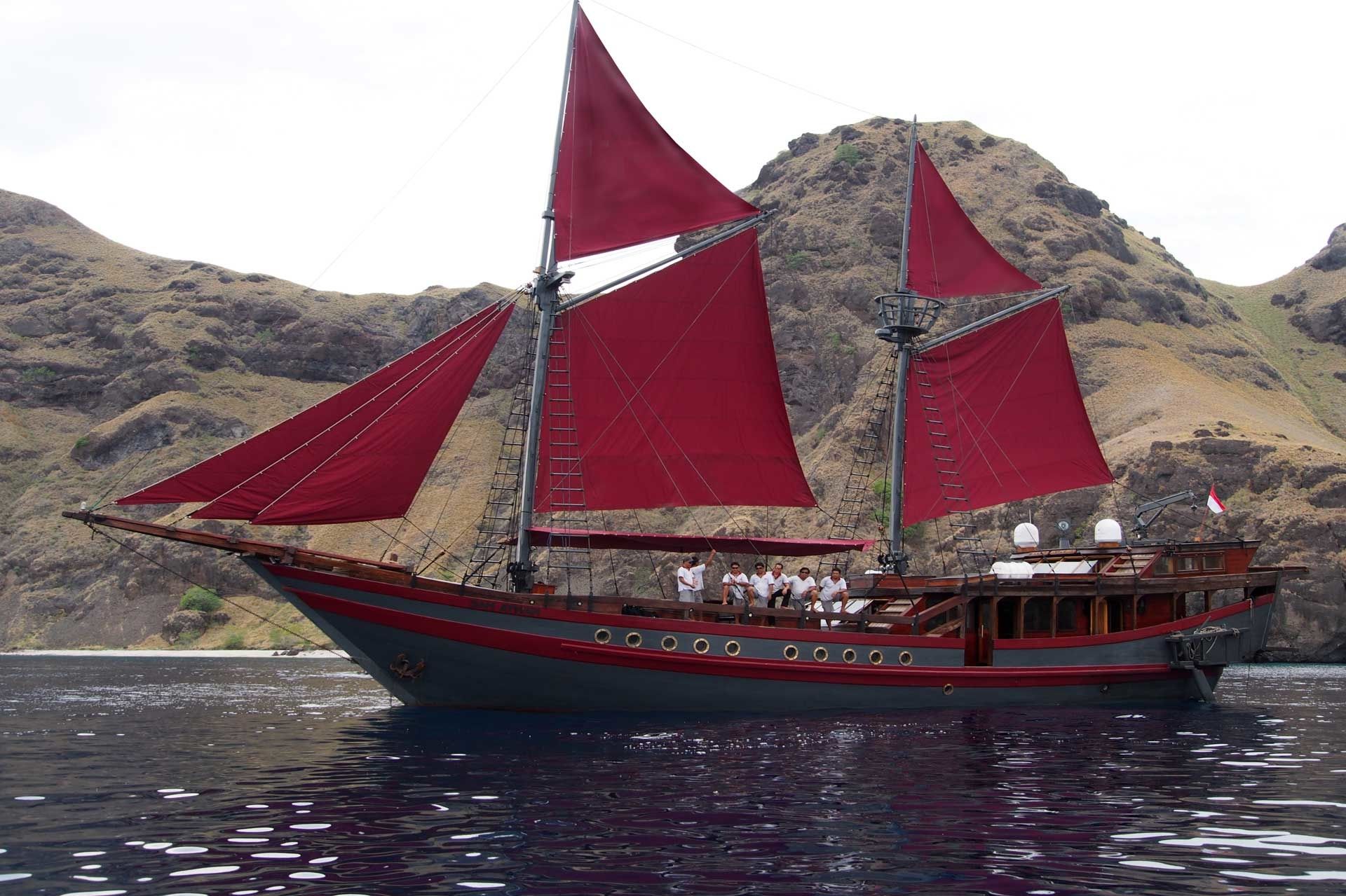 Custom Built Phinisi | Manta Mae