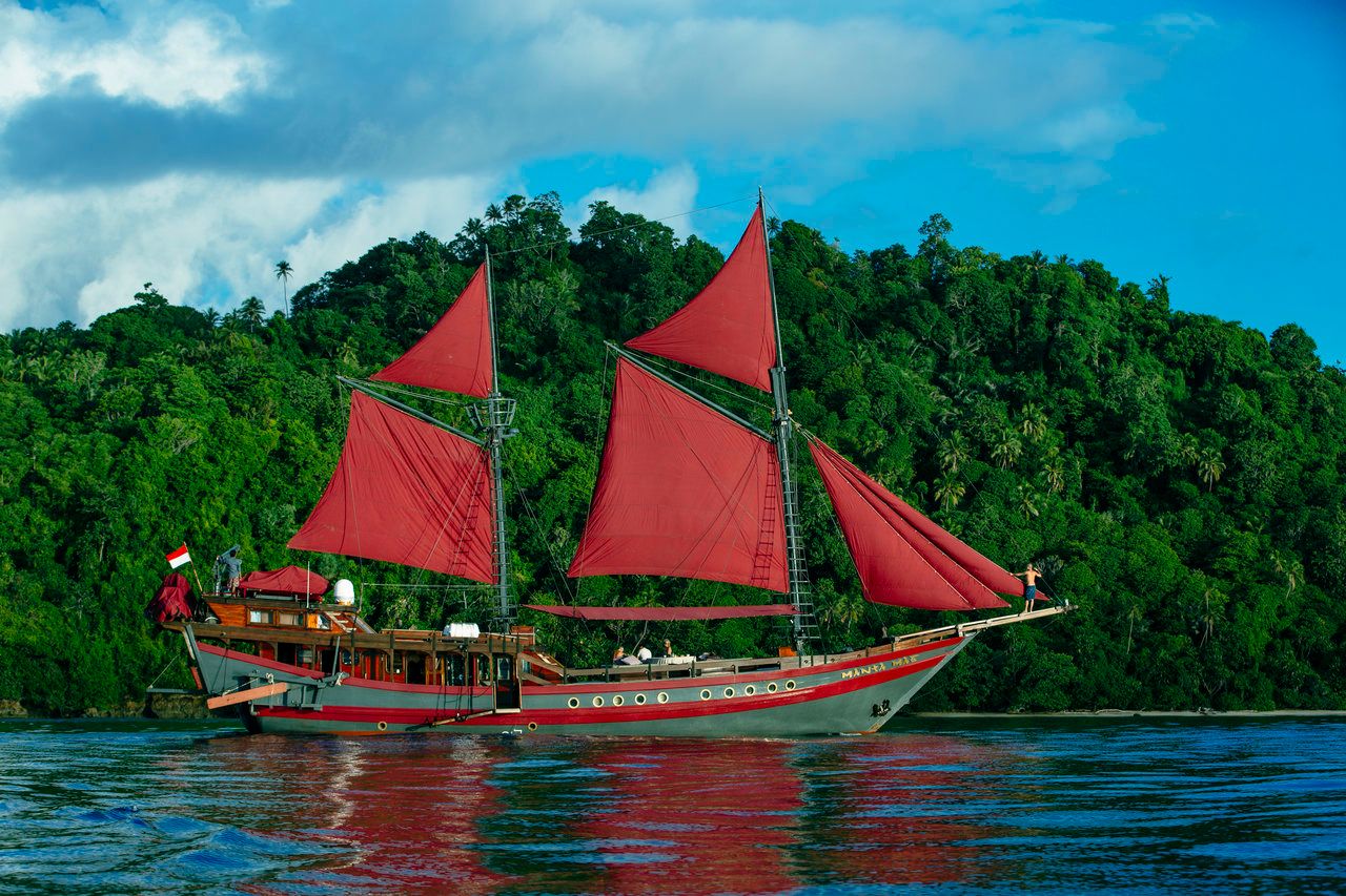 Custom Built Phinisi | Manta Mae