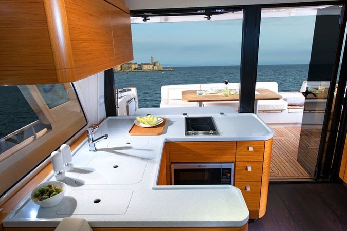 Greenline 48 Hybrid | Green Breeze