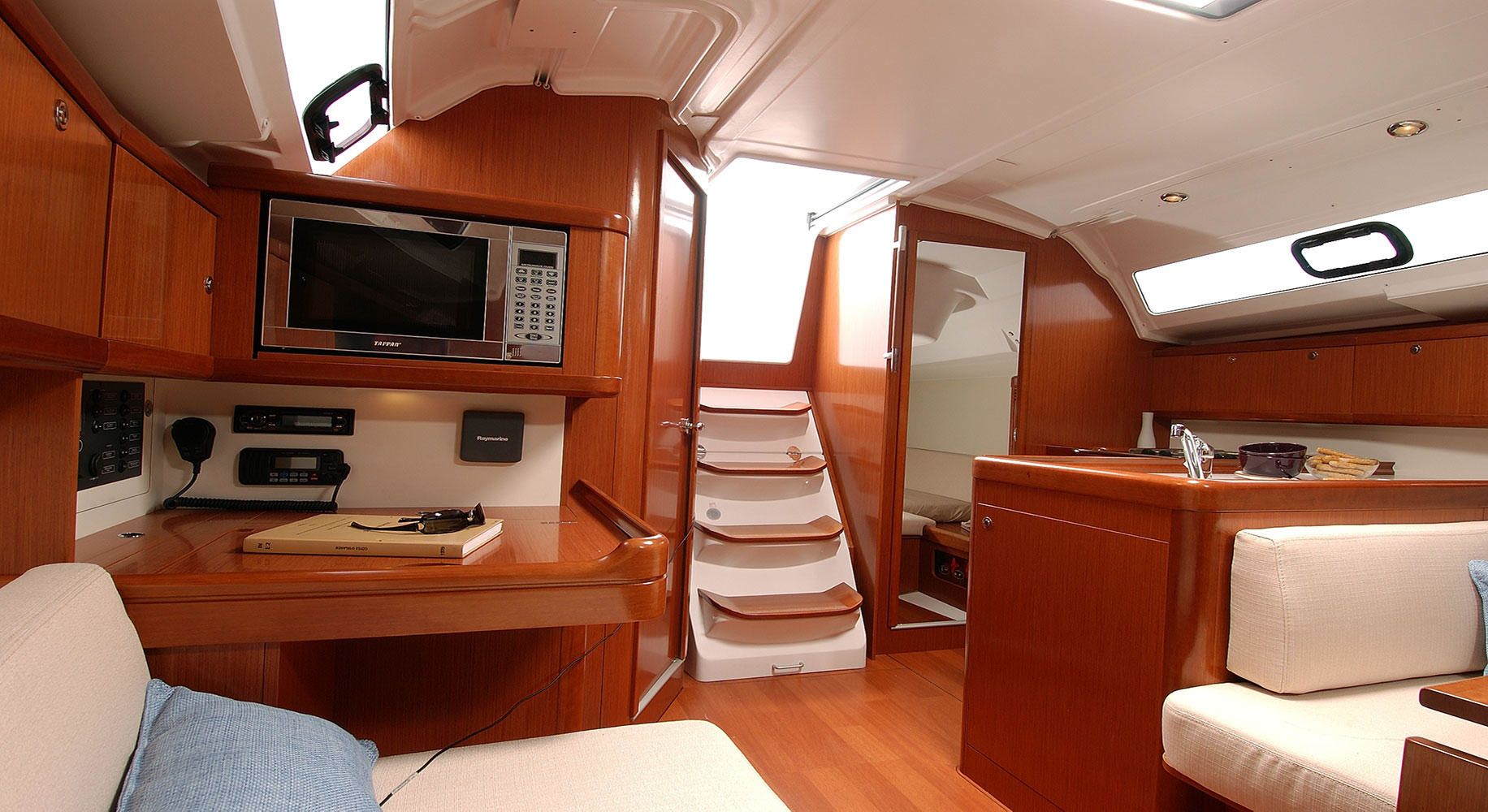 Beneteau Oceanis 37 | Avant Garde