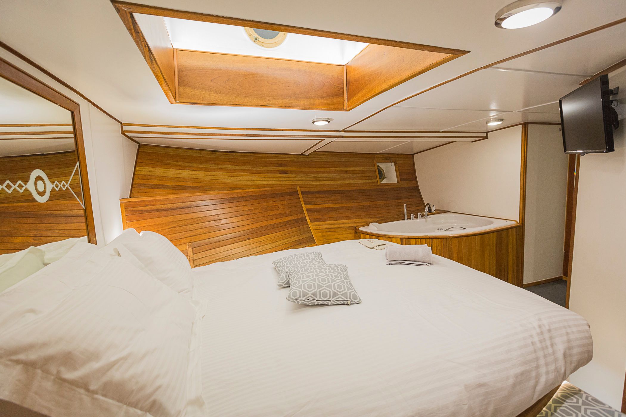 Motor Sailer 81 | Cosmos