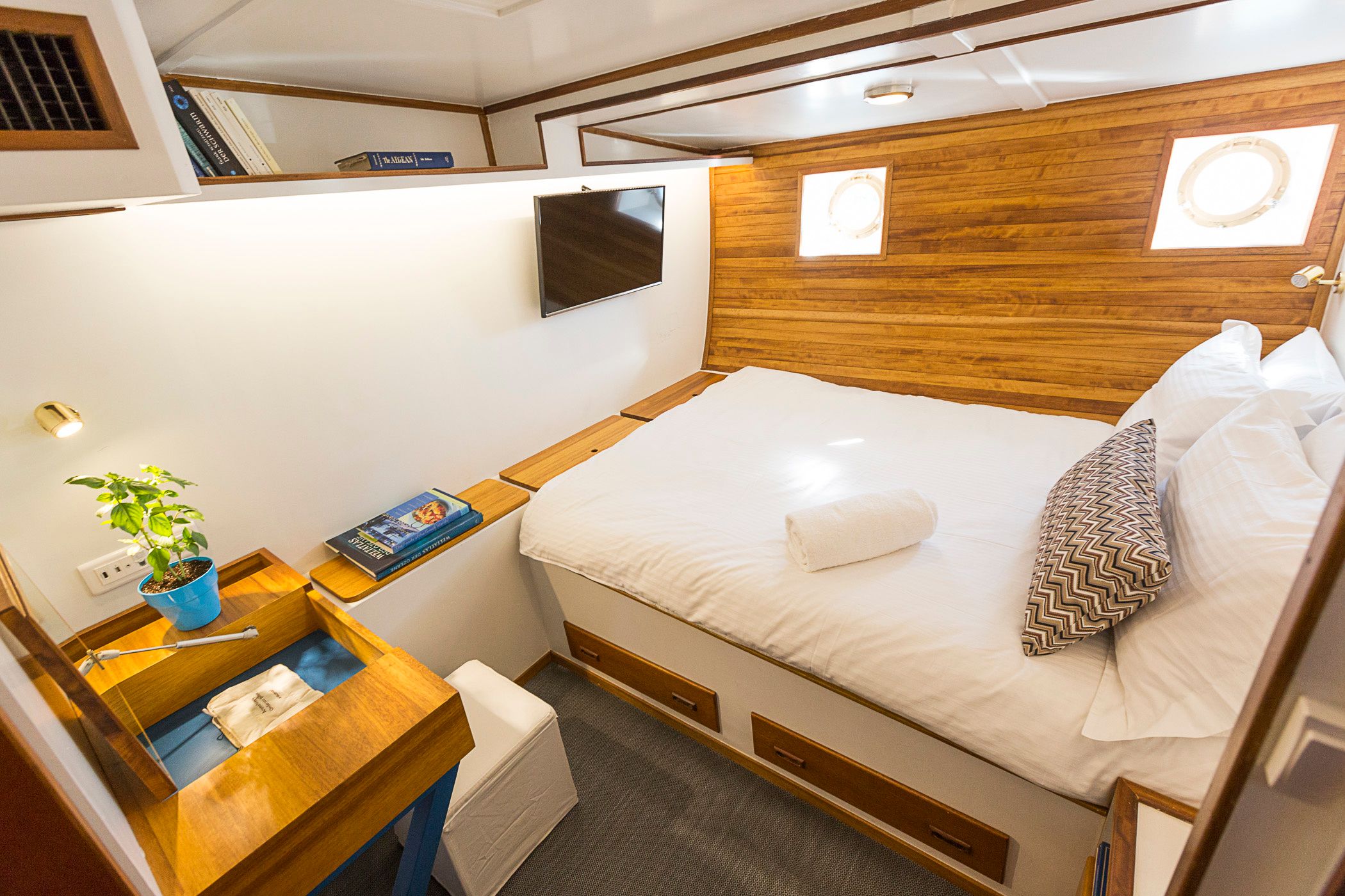 Motor Sailer 81 | Cosmos