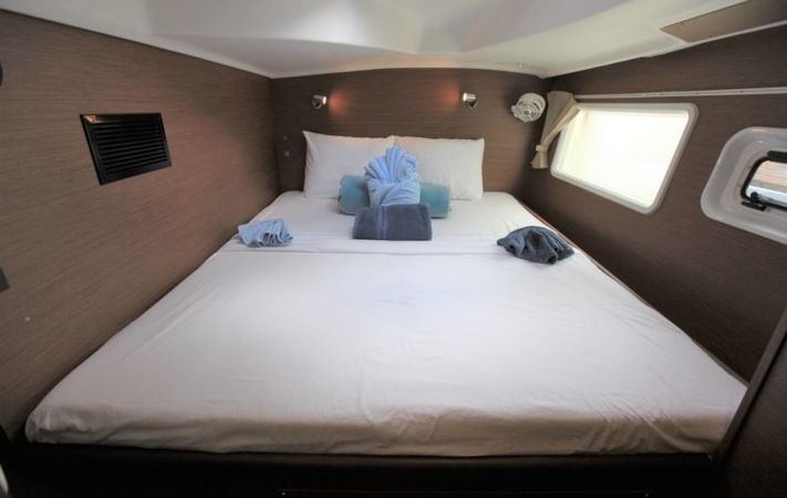 Lagoon 380 S2 | Saint Blue