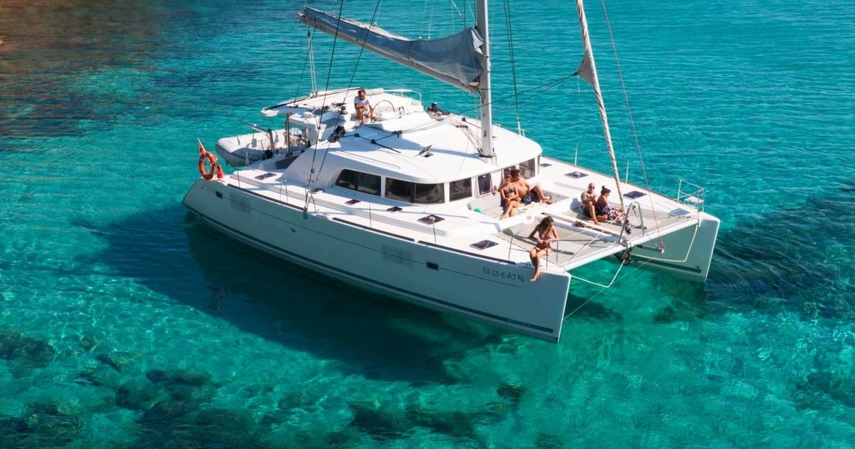 катамаран в море