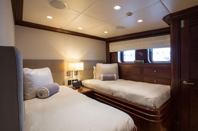 Newcastle Marine 128 | Safira